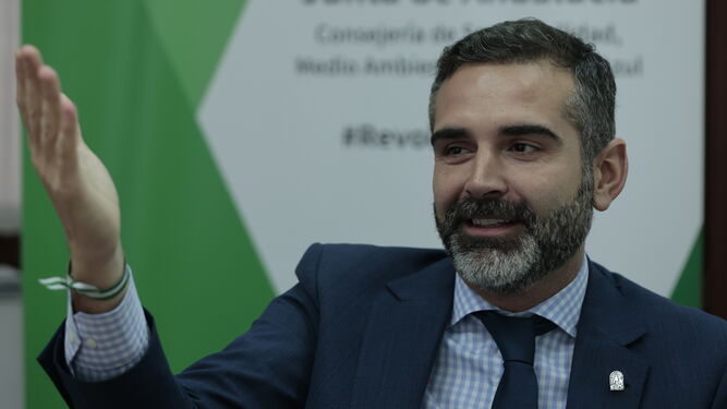 Ramón Fernández-Pacheco, consejero de Medio Ambiente en su despacho del Parlamento de Andalucía.