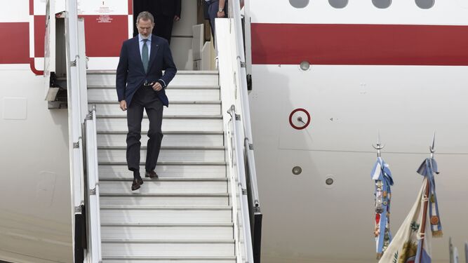 El Rey de España a su llegada a Argentina para asistir a la toma de posesión del nuevo presidente.