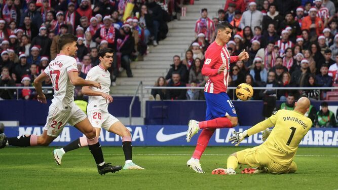 Dmitrovic salva un gol ante Morata en el arranque del partido.