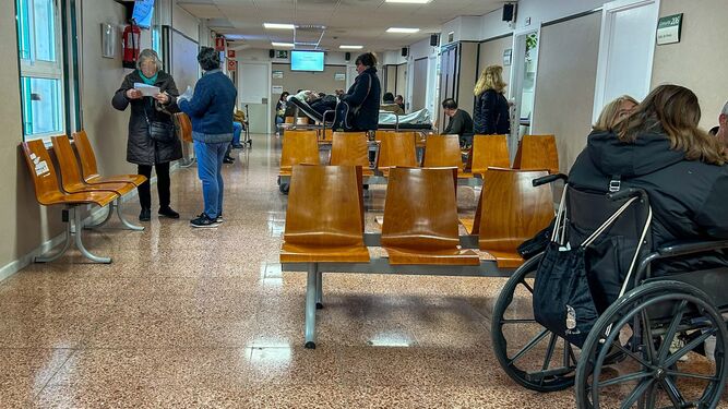 Varias personas aguardan su turno para ser atendidas en la sala de espera de un centro de salud de la capital.