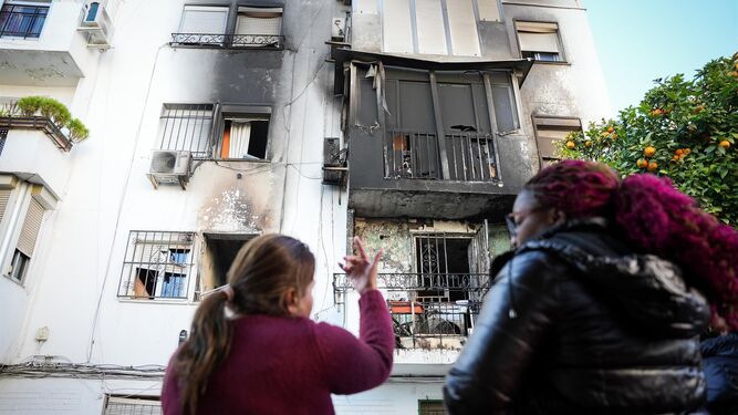 La inquilina del piso incendiado en la Macarena: "No hemos podido salvar nada. Salimos con lo puesto"