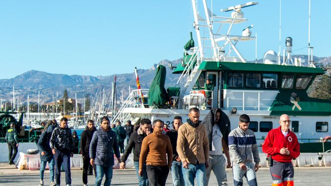 Inmigrantes llegados en patera en el puerto de Motril