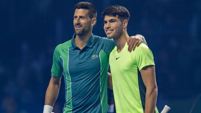 Novak Djokovic y Carlos Alcaraz posan sonrientes antes de comenzar el partido.