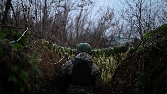 Un soldado ucraniano camina a través de un sistema de trincheras.