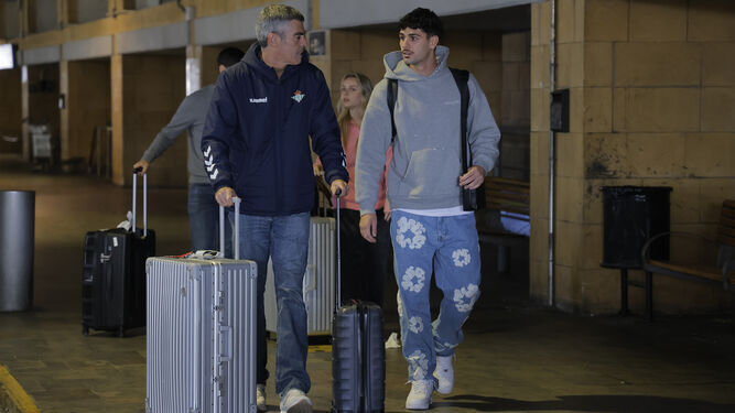 Johnny Cardoso, a su llegada al aeropuerto de Sevilla.
