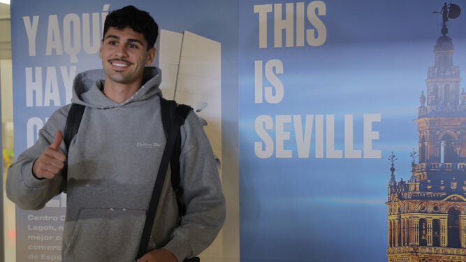 Johnny sonríe en su llegada al aeropuerto de Sevilla.