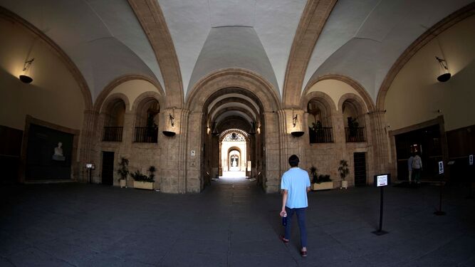 Un estudiante camina dentro del Rectorado de la Universidad de Sevilla.