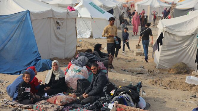 Palestinos en el campo de refugiados de Dair el Balah.