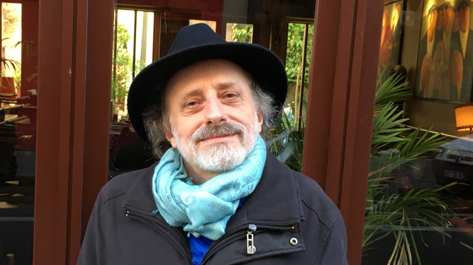 El poeta y crítico Francisco Javier Irazoki