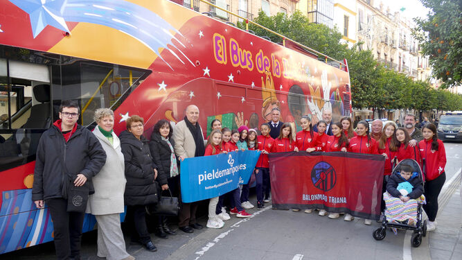 Representantes de la Asociación DEBRA Piel de Mariposa, el Distrito Triana, el Club Balonmano Triana y City Sightseeing Sevilla, unidos para dar visibilidad a la enfermedad.