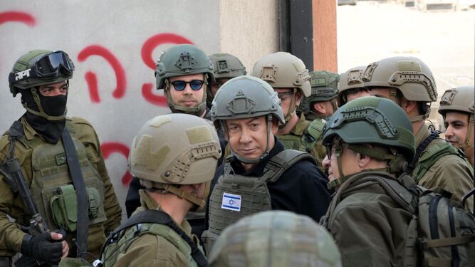 El primer ministro israelí, Benjamin Netanyahu, durante un encuentro con las tropas en el norte de Gaza.