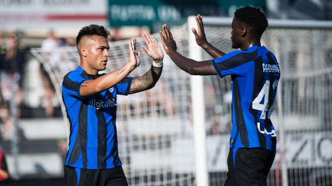 Lucien Agoumé celebra un gol con Lautaro Martínez en un amistoso estival del Inter.