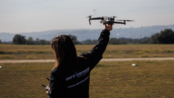 Imagen de archivo de una instructora con un dron.