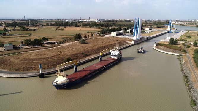 El cruce de la SE-40 a la altura de Coria tiene lugar muy cerca de la esclusa del Guadalquivir.