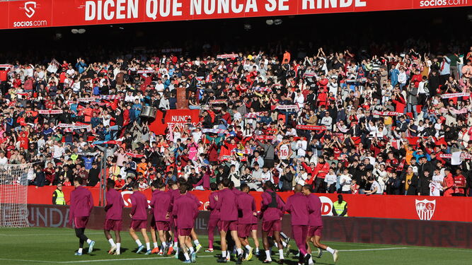 Entrenamiento del Sevilla en el estadio con público, en la pasada Navidad.