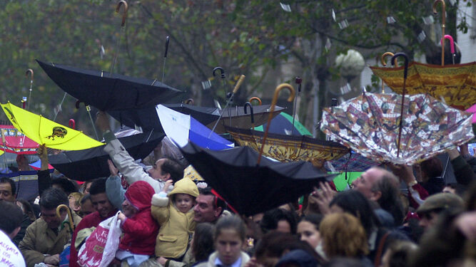 Paraguas en alto para recoger caramelos durante la Cabalgata de Reyes Magos de Sevilla, en una imagen de archivo.