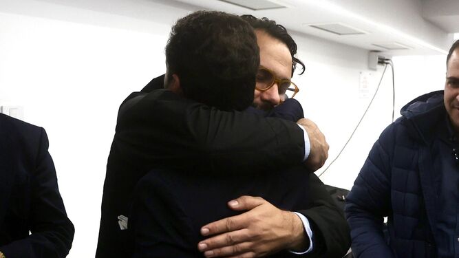José María del Nido Carrasco recibe un abrazo de Víctor Orta tras la rueda de prensa.