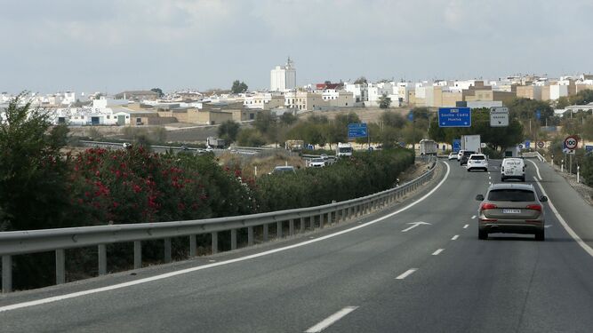 El municipio sevillano de Arahal, al fondo, desde la autovía A-92.