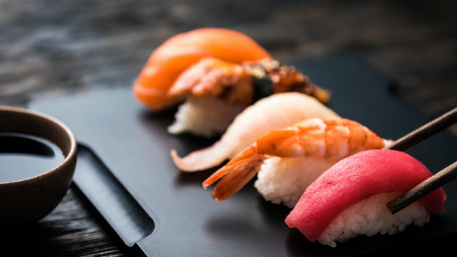Imagen de archivo de un plato de sushi