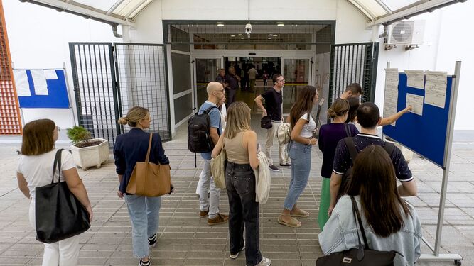 Decenas de opositores  comienzan a aglomerarse a las puertas de la facultad de Ciencias económicas de Sevilla.