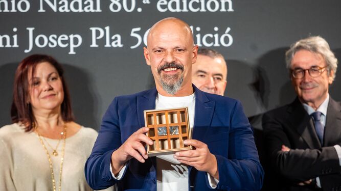 César Pérez Gellida (Valladolid, 1974) recoge el Premio Nadal en presencia del jurado del galardón.