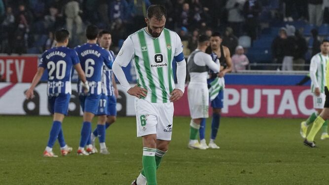 Pezzella se lamenta tras el gol del Alavés.