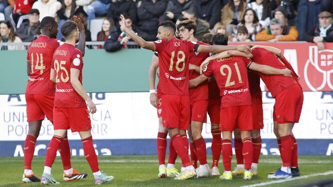 Los futbolistas del Sevilla celebran el 1-2 de Juanlu.