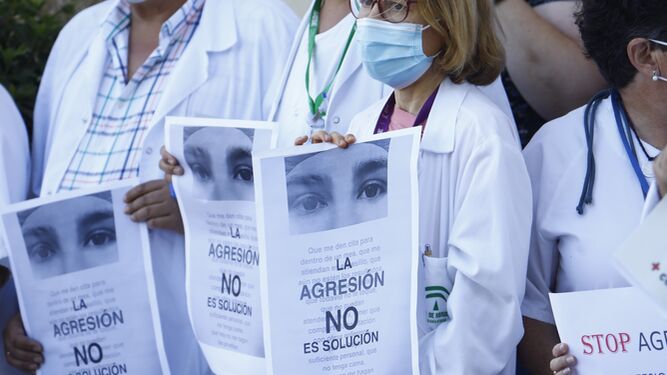 Protesta profesionales sanitarios en contra de la agresiones  a los profesionales de SAS.