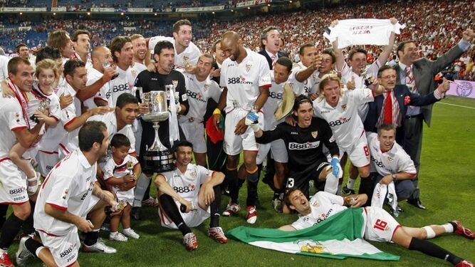 El Sevilla celebra su cuarta Copa del Rey lograda ante el Getafe, en 2007