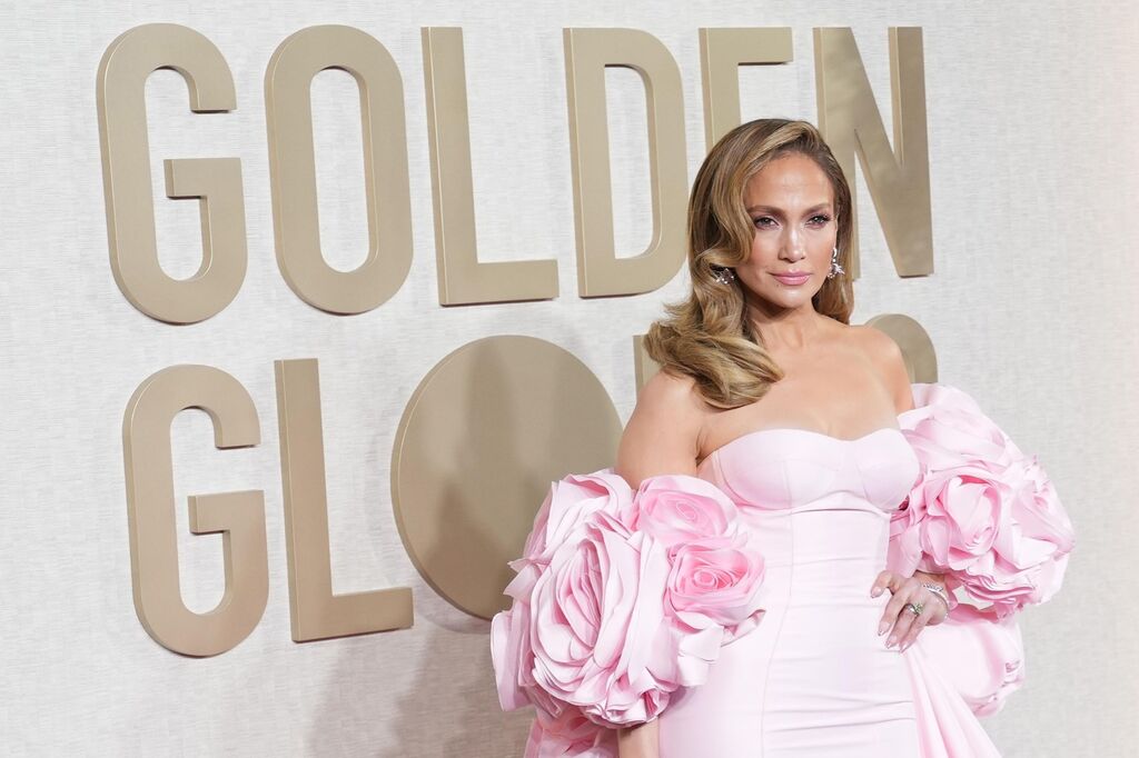 Jennifer Lopez, rosa y rosada, con su modelo de Felicia Couture