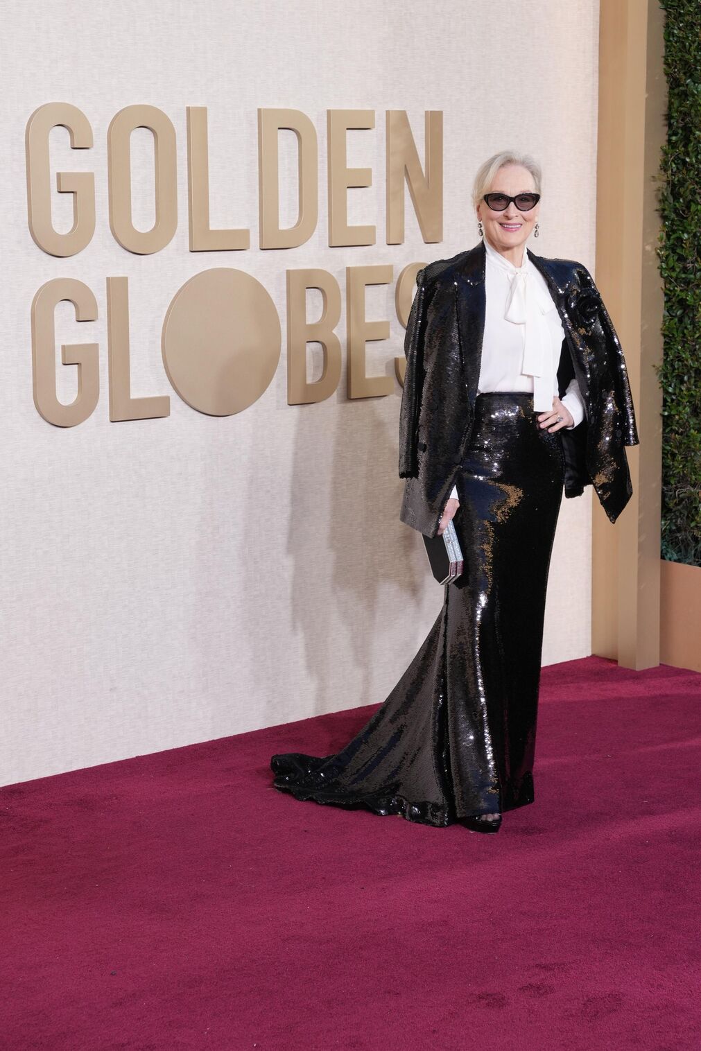 Meryl Streep con un Valentino diferente, negro de lentejuelas, blusa con lazo y gafas de sol. Audaz y natural