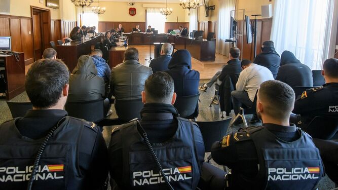 Panorámica de la sala del juicio el día de la primera sesión, con varios policías encargados de custodiar a los compañeros que están en la cárcel.