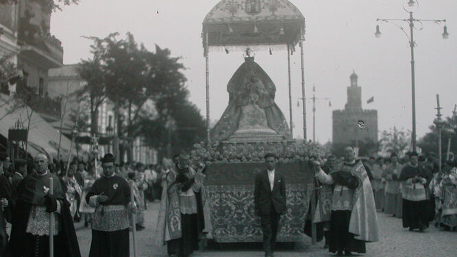 La Virgen de los Reyes por el Paseo de Colón durante la procesión del Congreso Mariano de 1929.