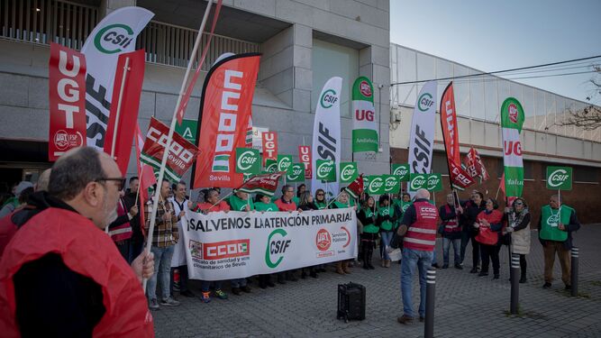 Concentración de los representantes sindicales de Sanidad frente al centro de salud de Las Letanías en Sevilla.