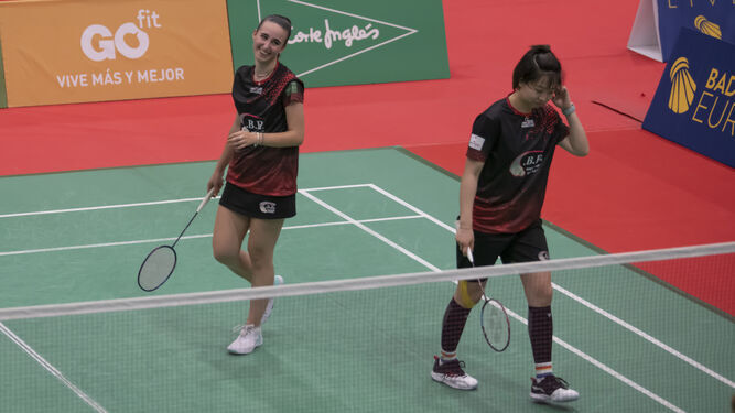 Wei Xu y Bea Corrales sonríen durante un encuentro de dobles