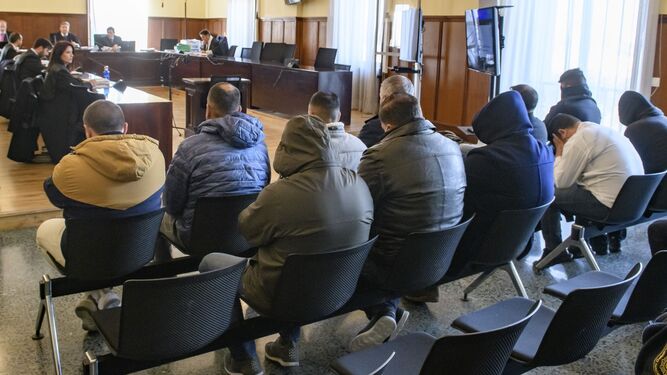 Los once acusados en este macrojuicio de droga, ante la Sección Tercera de la Audiencia de Sevilla.