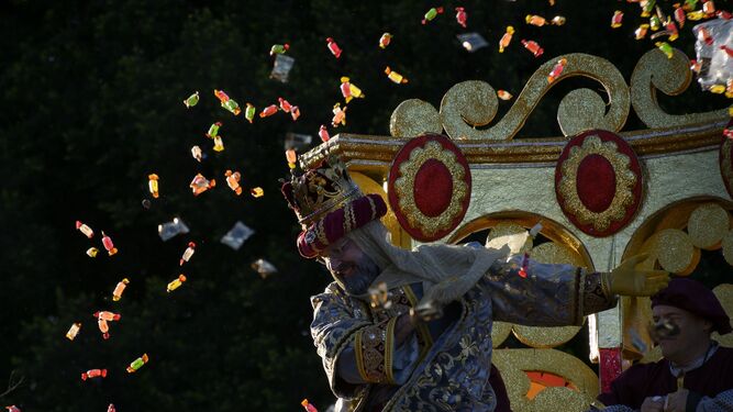 El Rey Melchor de la Cabalgata del Ateneo lanzando caramelos la tarde del 5 de enero.