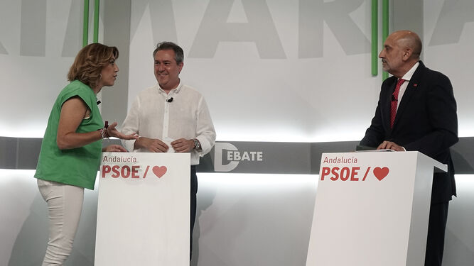 Luis Ángel Hierro, a la derecha, durante el debate de las primarias de 2021 que le enfrentó con Susana Díaz y Juan Espadas.