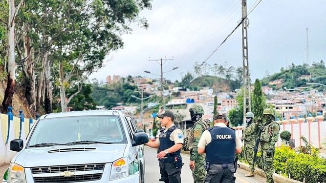 Militares ecuatorianos registran personas y vehículos en varios puntos del país.