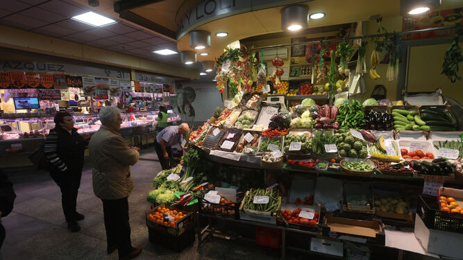 Un puesto de verduras y frutas del Mercado de la Encarnación.