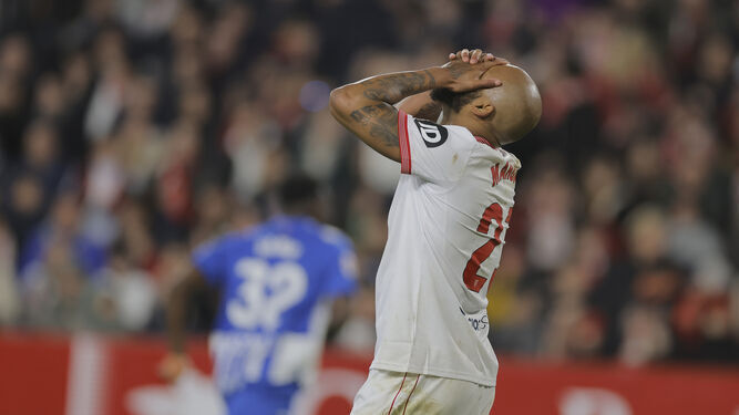 Marcao se lamenta de la derrota final del Sevilla.