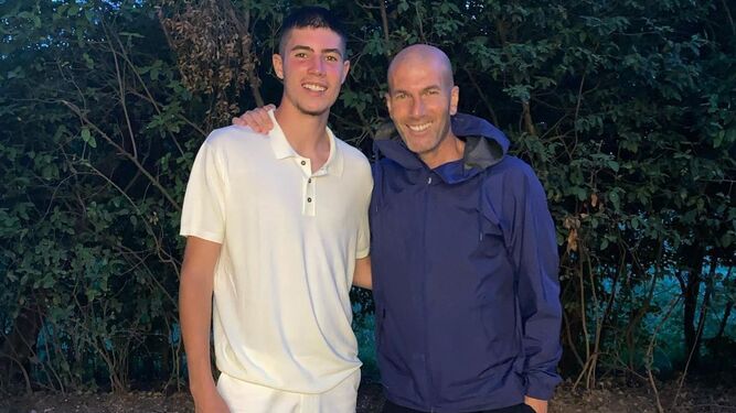 Elyaz Zidane posa junto a su padre, Zinedine Zidane.