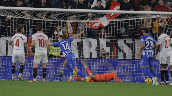Sergio Ramos y Rakitic contemplan impotentes el gol de Tenaglia, 0-1 del Alavés.