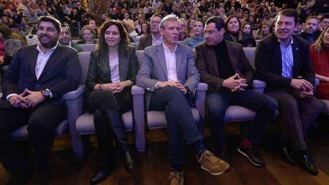 Juanma Moreno, junto a Fernando López Miras, Isabel Díaz Ayuso, Alfonso Rueda y Alfonso Mañueco, este domingo en Galicia.