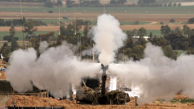 Una unidad de artillería israelí dispara en la Franja de Gaza.