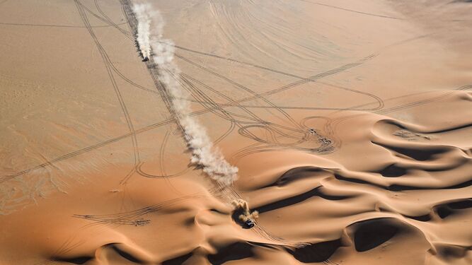 El Audi de Carlos Sainz se adentra en la dunas.
