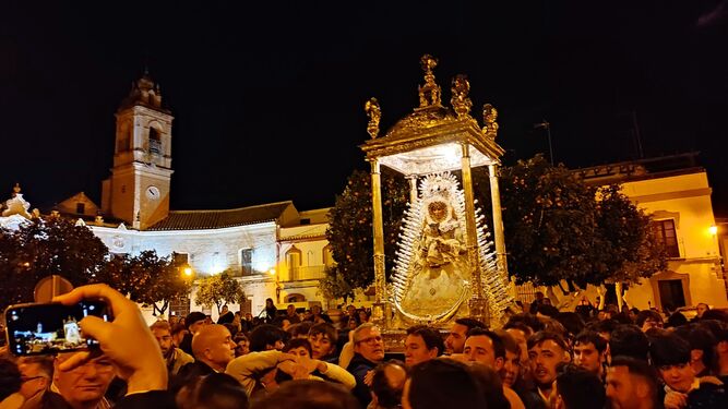 La Virgen de Setefilla, ya de noche, en la plaza donde se encuentra el Ayuntamiento de Lora.
