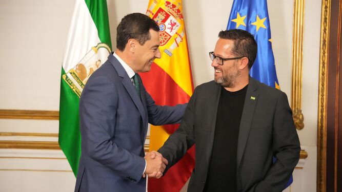 El portavoz de Adelante Andalucía, José Ignacio García, en la reunión que mantuvo con Juanma Moreno el pasado mes de septiembre.