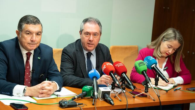 Gaspar Llanes, Juan Espadas y Alicia Murillo esta mañana en el Parlamento de Andalucía.