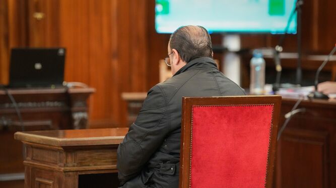 José Francisco P.R., este lunes en la Audiencia de Sevilla antes del inicio del juicio.